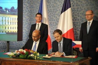 Signature de la Déclaration en matière d'échange scolaire; Monsieur Harlem Désir, Secrétaire d'État aux Affaires européennes et Monsieur Marcel Chládek, Ministre de l'Éducation, de la Jeunesse et des Sports.