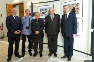 Ambasciatore P.Vošalík, J.Šibík, patriarca F.Twal, Gran Maestro M.Festing, Vice Primo Ministro P.Bělobrádek Gran Maestro del S.M.O.M. M.Festing parla nell'Aula piena