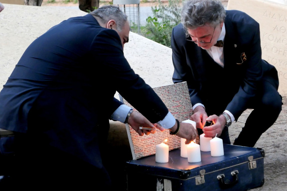 Velvyslanci Česka Ivo Šilhavý a Kypru Stavros Avgustides zapalují svíce na památku obětí