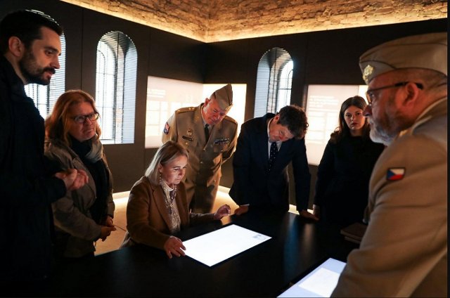 Ministerin Černochová in Plötzensee