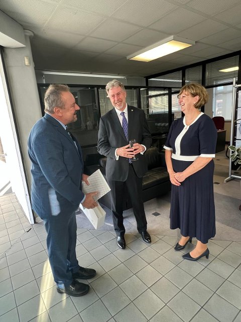 Ředitel Ministerstva zahraničních věcí a obchodu státu Tasmánie Scott Kelleher (uprostřed) s velvyslankyní ČR v Austrálii Janou Tyrer a honorárním konzulem ČR v Hobartu Vladimir Galou.