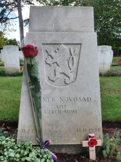 Hrob na hřbitově Stratford-on-Avon Cemetery navštíven 18. srpna 2020