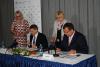Ministři Lubomír Zaorálek a Jan Mládek podepisují dohodu o spolupráci na podporu ekonomické diplomacie
