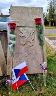Hrob na hřbitově Eastfield Cemetety v Peterborough navštíven 16. dubna 2021