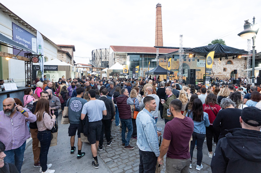 Milovníci piva na athénském WORLD OF BEER