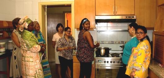 Mme Senait Mikešová chez la cuisinière dans un cercle des femmes d'Ambassadeurs