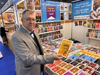 Velvyslanec p. J. Chmiel s knihou povídek F. Kafky