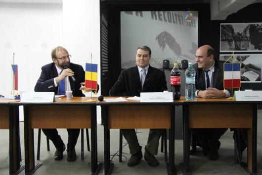 kulaty_stul_1968_paneliste_1