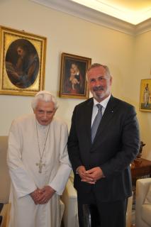 Papa emerito Benedetto XVI e l'Ambasciatore P. Vošalík   