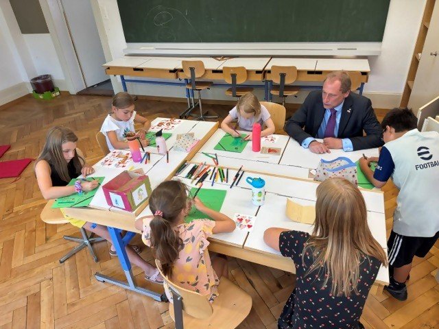 Botschafter Podivínský besuchte die Tschechische Schule Bärn zur Eröffnung des neuen Schuljahres