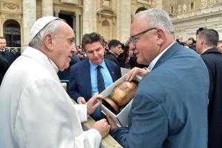 La consegna del dono di Pasqua al papa