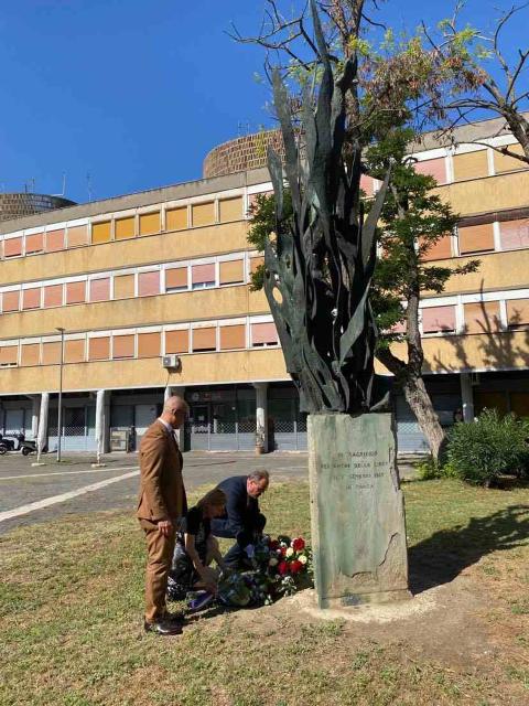 Položení květin k památníku Jana Palacha na Piazza Jan Palach v Římě