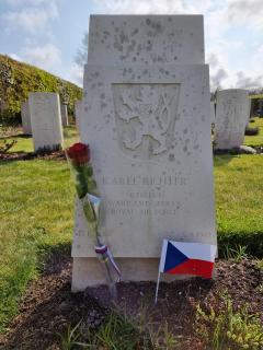 Hrob na hřbitově Scottow Cemetery ve Scottow navštíven 21. dubna 2021