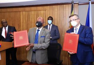 S ministrem zahraničí Ugandy Jeje Odongem po podpisu akčního plánu spolupráce