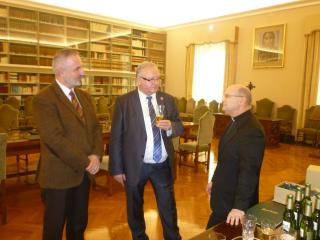 J.E. velvyslanec Pavel Vošalík, hlavní sládek Václav Berka a J.E. Mons. Peter Brian Wells, asesor pro všeobecné záležitosti Svatého stolce 