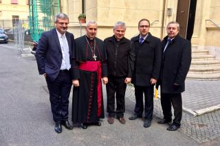 Cardinal Krajewski (secondo da sinistra) ha ricevuto i panspeziati per l'Elemosineria Vaticana 