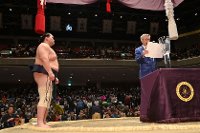 Předání poháru vítězi Grand Sumo Tournament.