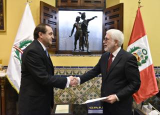 El Embajador designado Sr. Pavel Bechný entregando las copias de las cartas credenciales al Vicecanciller Emb. Julio Martinetti Macedo 