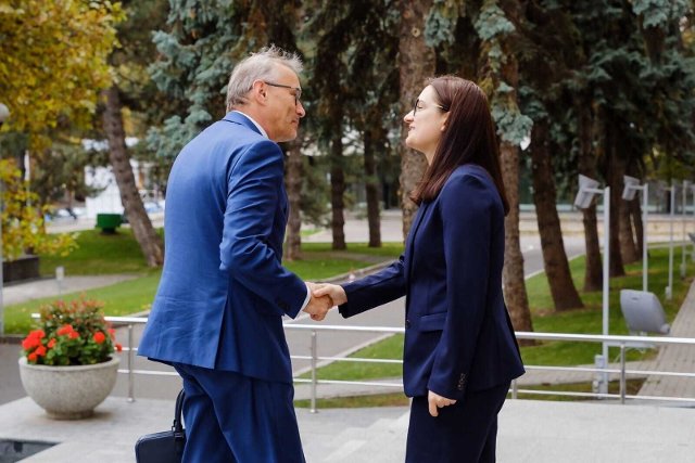 1 Vicepremiérka Christina Gherasimov vítá ministra Martina Dvořáka