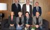 Vsedě zleva: Veronika Firbachova (spolupracovnice konzulátu), Rita Röhrlová, Kristina Larischová, Christian Schadenfroh; vestoje zleva: Franz Baierl, Heribert Strunz und Günther Weinberger