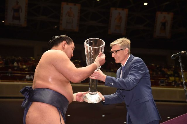 5728135_3335878______________s