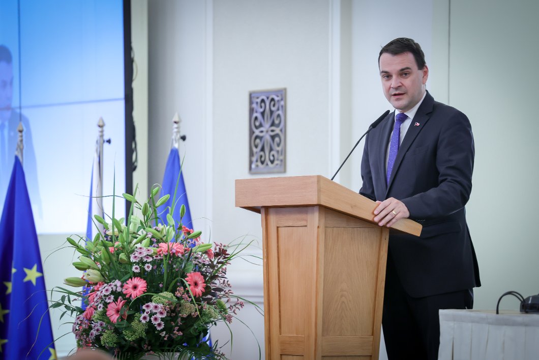 „Chci po vás úsudek, aktivitu a výsledky.“, řekl ministr Macinka na poradě velvyslanců