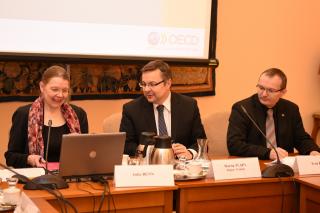 Julia Benn, expertka OECD DAC, náměstek ministra Martin Tlapa, zástupce náměstka Ivan Jukl
