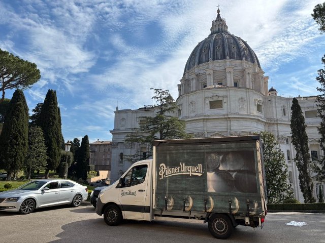 pivo Pilsner Urquell ve Vatikánu