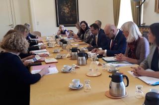 Náměstek Smolek přijal v Černínském paláci norskou delegaci