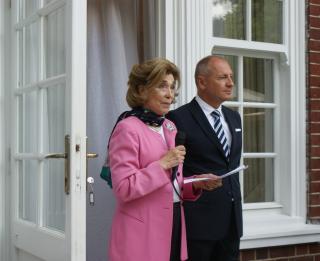Baroness Rawlings and Ambassador Sečka open the garden party      Guests of the garden party 