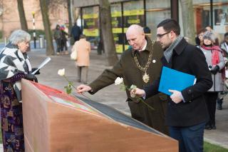 Ondřej Hovádek and Lindsley Harvard laid white roses on the monument reopened to commemorate the victims of the Lidice massacre