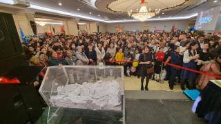 Розыгрыши традиционно являются одним из главных развлечений для посетителей, а также важным источником дохода в благотворительных целях. 