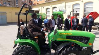Ministr Akoto testuje traktor Cabrio u společnosti Šálek s.r.o