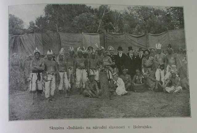 Skupina Indiánů na národní slavnosti v Bobrujsku - © Za svobodu, II. díl, str. 171