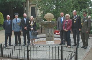 Zástupce velvyslance ČR Jan Brunner, velvyslanec SR Ĺubomír Rehák, přidělenci obrany ČR a SR plk. Jiří Niedoba a plk. Ján Goceliak se zástupci spolku Memorial Fountain Leamington Spa a představiteli města během ceremoniálu 17. 6. 2018 