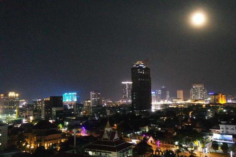 phnompenh_full_moon_sky